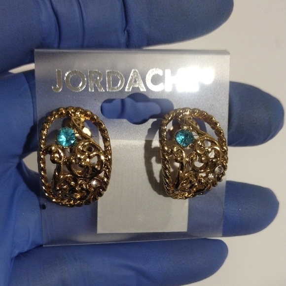✨ Regal Filigree Radiance: Jordache Gold-Tone Clip-On Earrings Sapphire Crystal - Picture 8 of 10